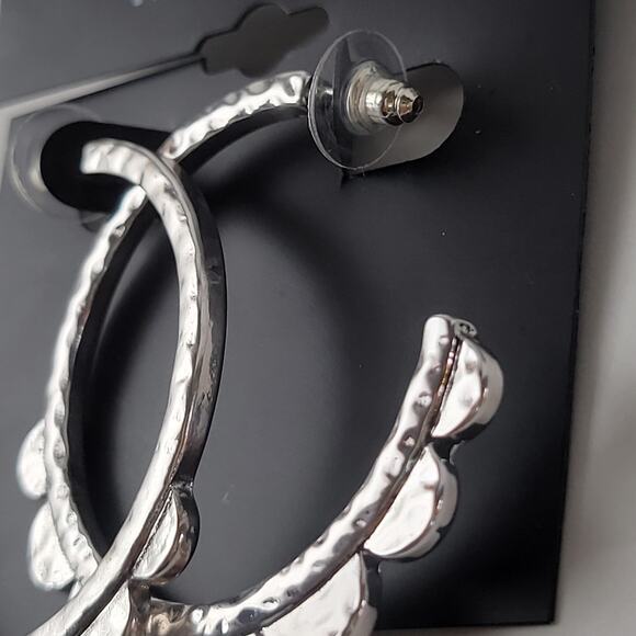 Metal Silver-Tone Scalloped Hoop Earrings Hammered Finish New on Card - Picture 5 of 7